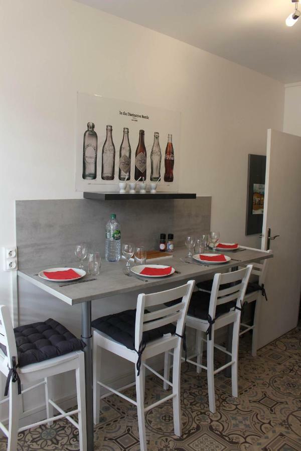Apartment Quai Ouest, Vue Entree Port, Stationnement Gratuit, Lits Faits Pour Votre Arrivee, Serviettes De Toilettes Fournies *